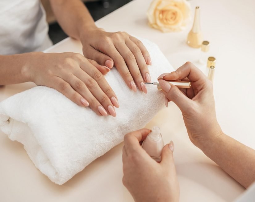 healthy-beautiful-manicure-manicurist